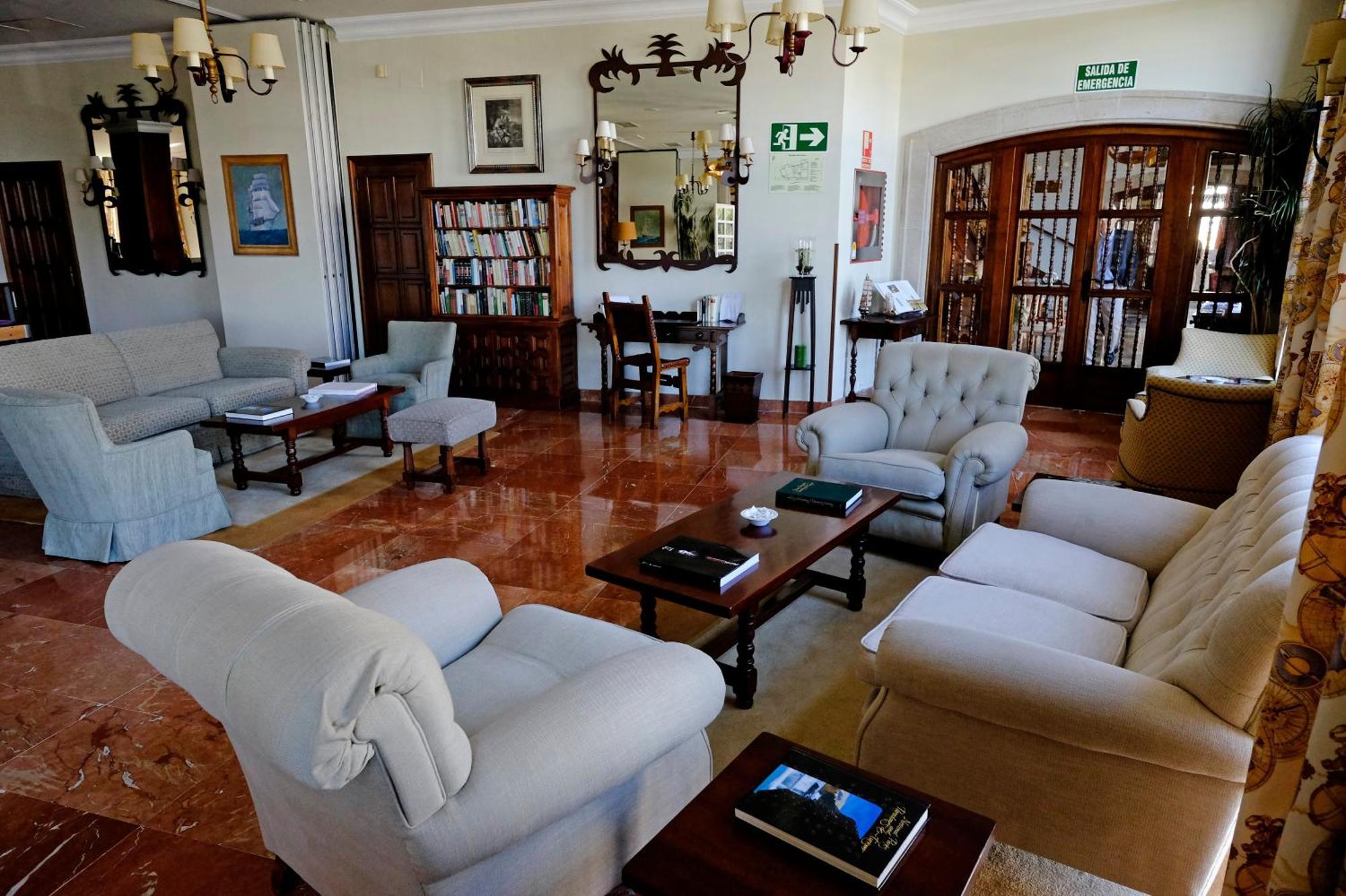 ปาราดอร์ เด เฟร์รอล Hotel แฟร์โรล ภายนอก รูปภาพ